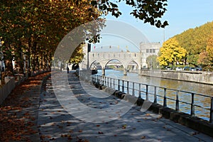 Promenade le long du quai Notre-Dame aÂ Tournai en Belgique en automne. Pont des trous en perspective